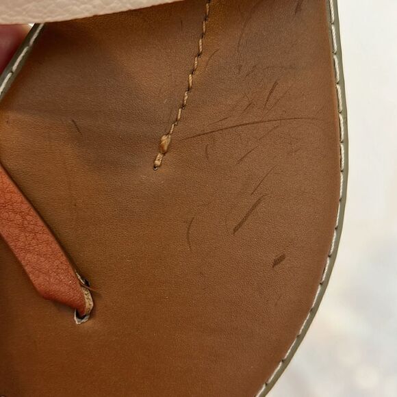 Seven7 size 9 cream and tan faux leather flip flops sandals EUC No box - Picture 13 of 13